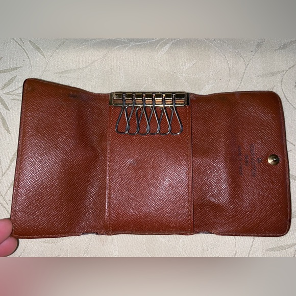 Louis Vuitton Monogram 6 Key Holder - Picture 4 of 16